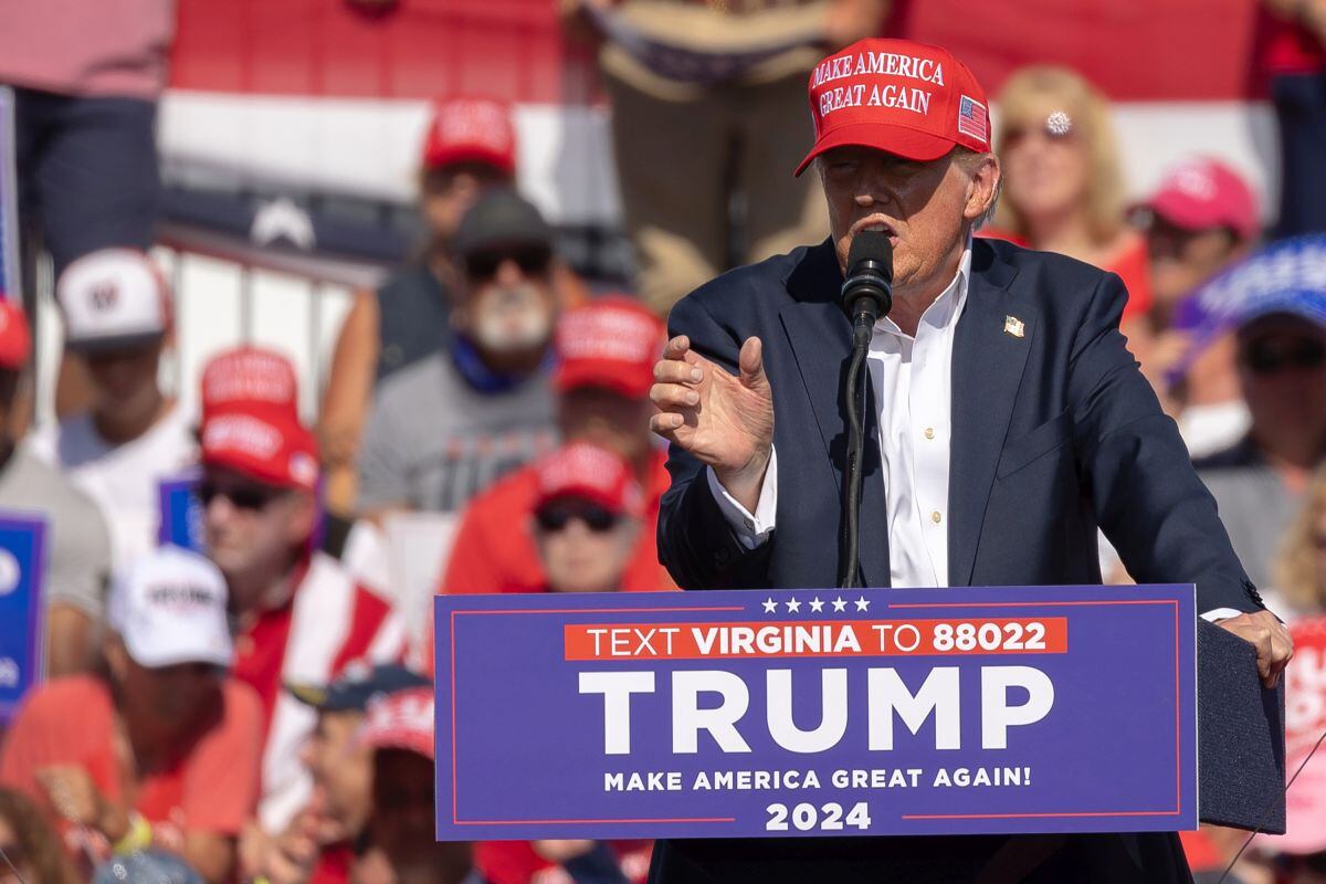 El expresidente de EE.UU. Donald Trump habla durante un acto de campaña en Chesapeake, Virginia, EEUU, el viernes 28 de junio de 2024.