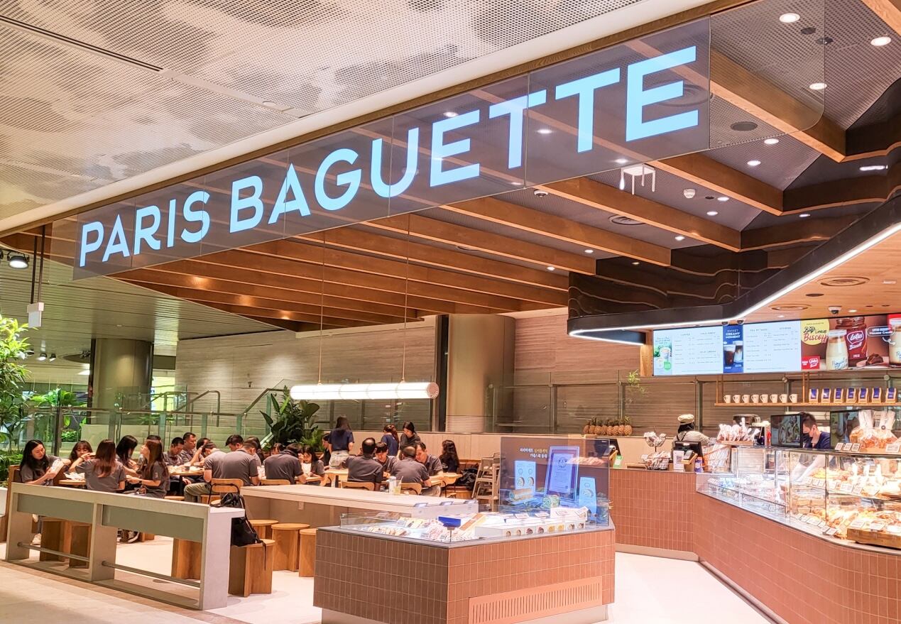 Al cierre de 2024 la cadena operaba alrededor de 3,400 tiendas en Corea del Sur y aproximadamente 616 en el extranjero. (Fuente: Paris Baguette)
