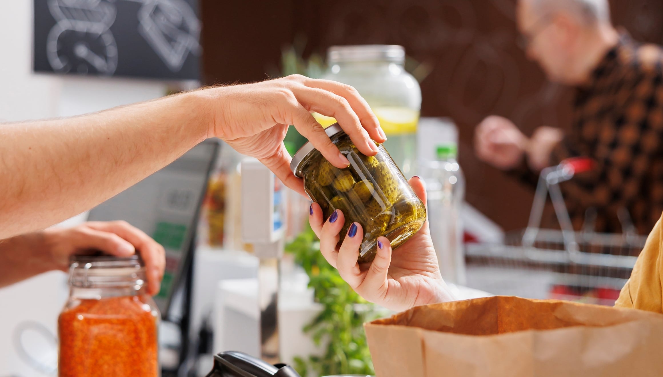 Miles de familias —incluyendo hispanas— han perdido sus beneficios SNAP debido a las duras políticas migratorias de Donald Trump en Estados Unidos (Foto: Freepik)