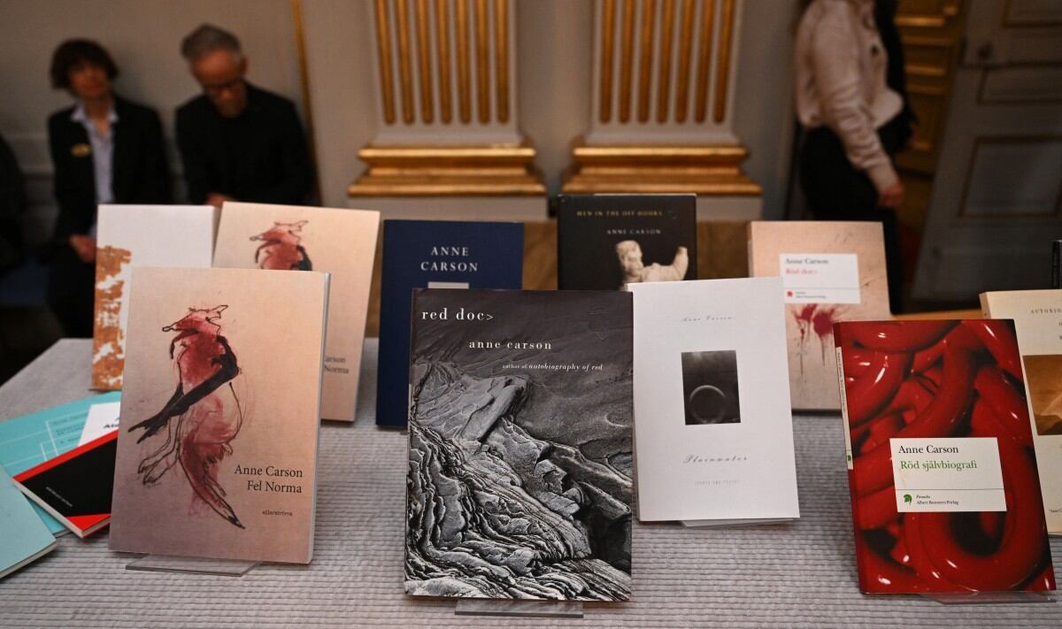 Ejemplares de libros de la autora canadiense Anne Carson se exhiben en la Academia Sueca en Estocolmo, Suecia, tras una conferencia de prensa celebrada el 8 de octubre de 2026 para anunciar que fue galardonada con el Premio Nobel de Literatura 2026. (Foto de Jonathan Nackstrand / AFP)