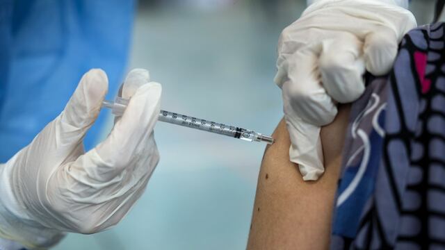 Vacunación contra COVID-19: Más de 110 mil profesionales de la salud ya fueron vacunados