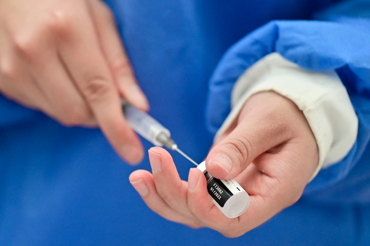La EMA anunció en un comunicado que “recomendó autorizar una vacuna (...) adaptada teniendo como objetivo la subvariante Omicron XBB.1.5″. (Foto de Pedro PARDO / AFP)