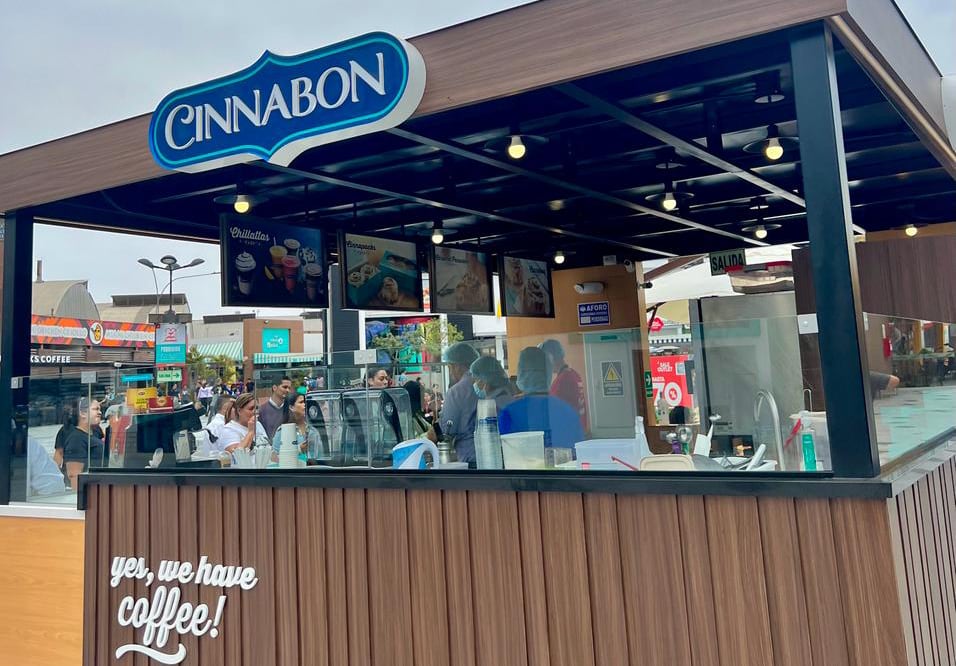 Cinnabon recibe principalmente a consumidores de 18 a 30 años y, en su mayoría, son mujeres.