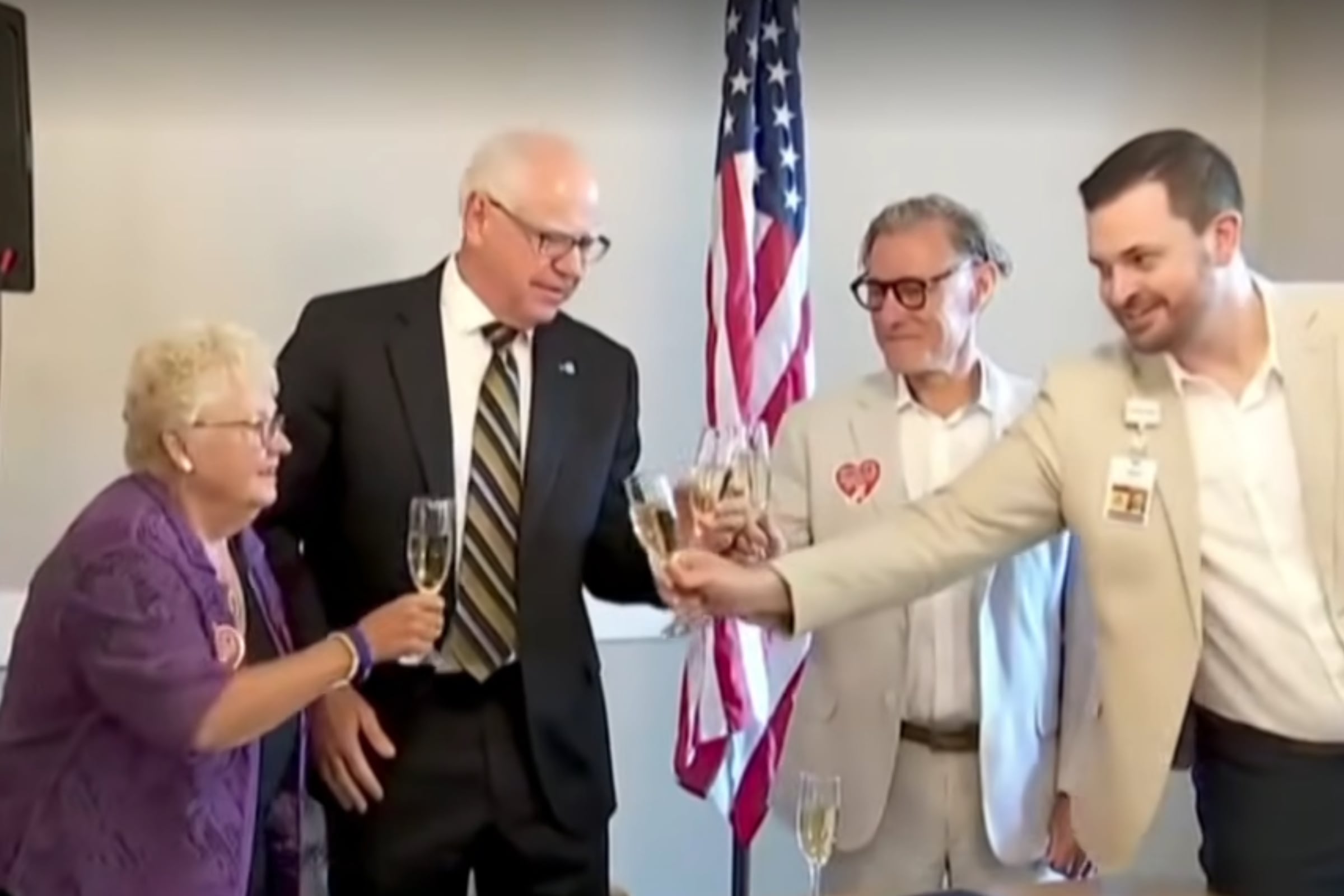 Anita LeBrun junto al gobernador de Minnesota, Tim Walz, festejando por esta nueva legislación. (Crédito: 7NEWS Australia / YouTube)