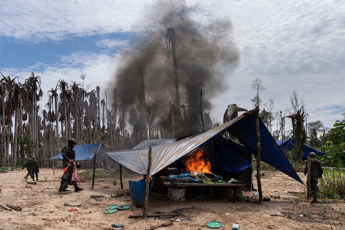 Quema de pertenencias, refugios y material en un campamento ilegal.
