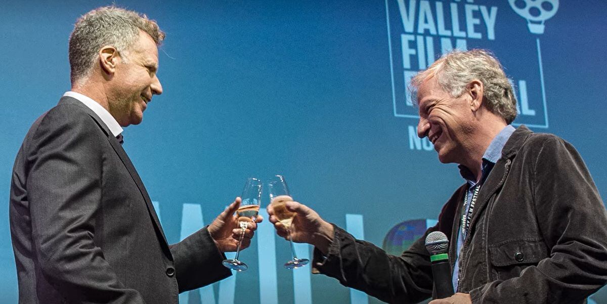 Cuando Will Ferrell y el entonces Andrew Steele brindaban hace algunos años (Foto: Netflix)