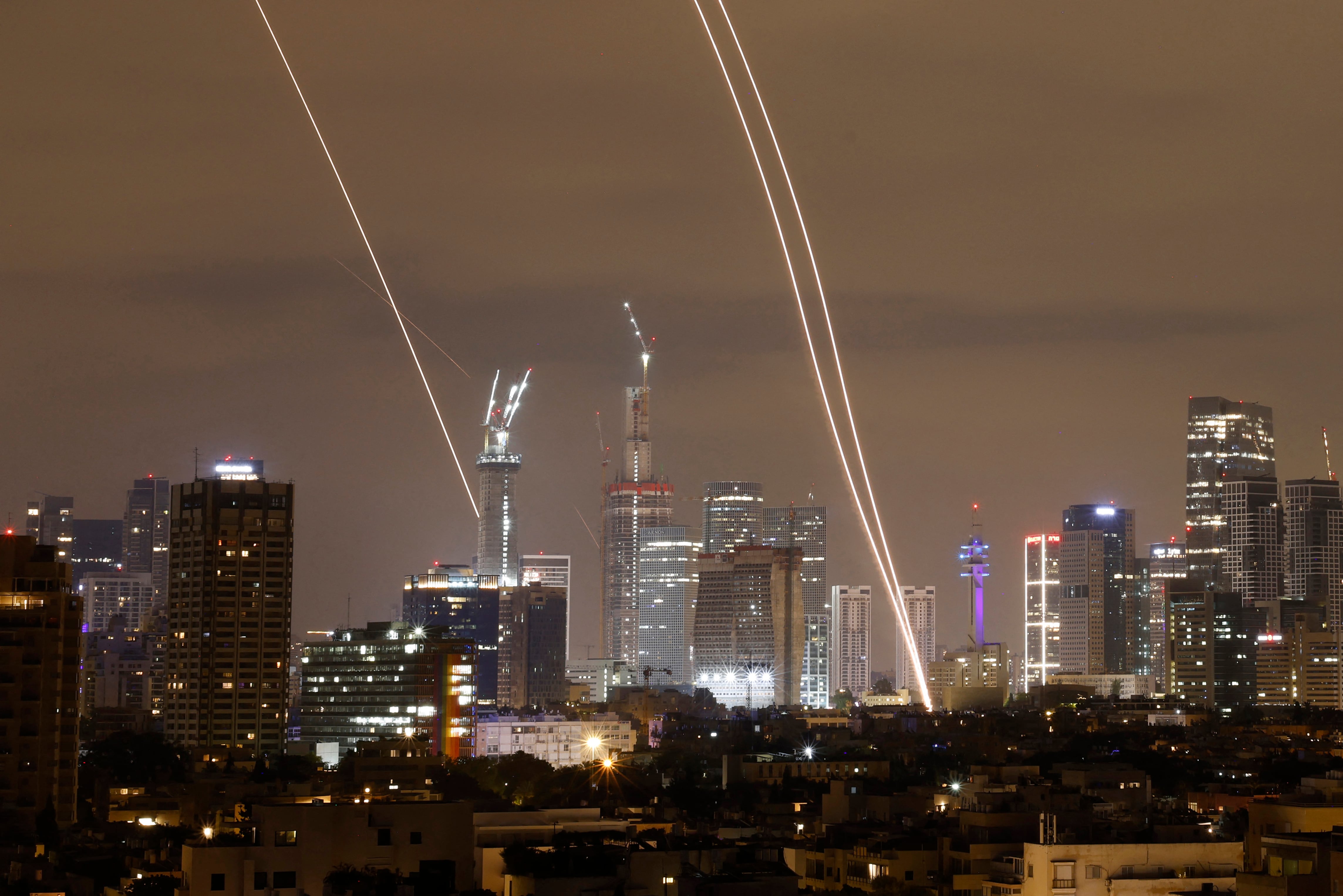 Los sistemas de defensa aérea de Israel se activan para interceptar misiles de Irán sobre la ciudad israelí de Tel Aviv el 16 de junio de 2025. (Foto de Jalaa MAREY / AFP).