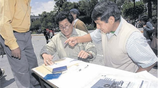 Rúbricas son captadas en la calle. A la fecha, las organizaciones requieren de 531,412 firmas adherentes para participar en las contiendas electorales. Foto: USI