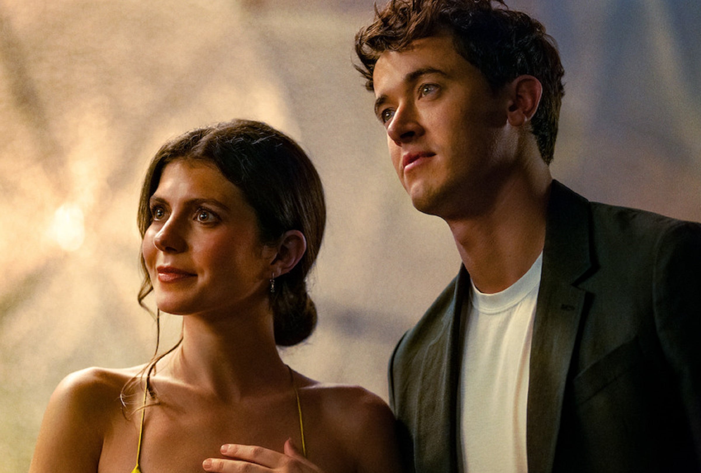 Tom Blyth y Emily Bader son los protagonistas de la comedia romántica "Gente que conocemos en vacaciones", basada en la novela homónima de Emily Henry (Foto: Netflix)