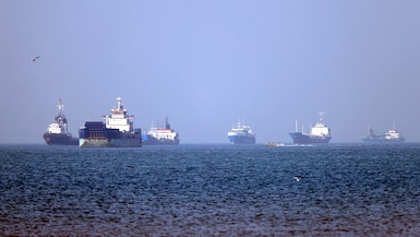 En esta fotografía, obtenida de la agencia de noticias iraní ISNA el 4 de mayo de 2026, se observan buques anclados en el estrecho de Ormuz, frente a Bandar Abbas, en el sur de Irán. (Foto de Amirhossein KHORGOOEI / ISNA / AFP).