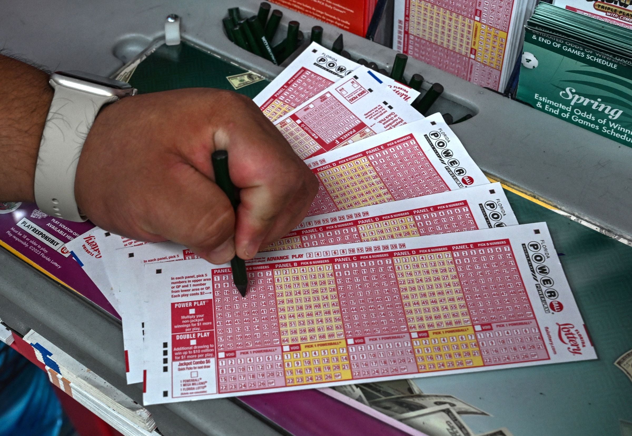 Por lo general, los participantes del Powerball pueden reclamar un premio de hasta $600 en cualquier lotería autorizada de la jurisdicción donde compraron el boleto. (Foto: GIORGIO VIERA / AFP)
