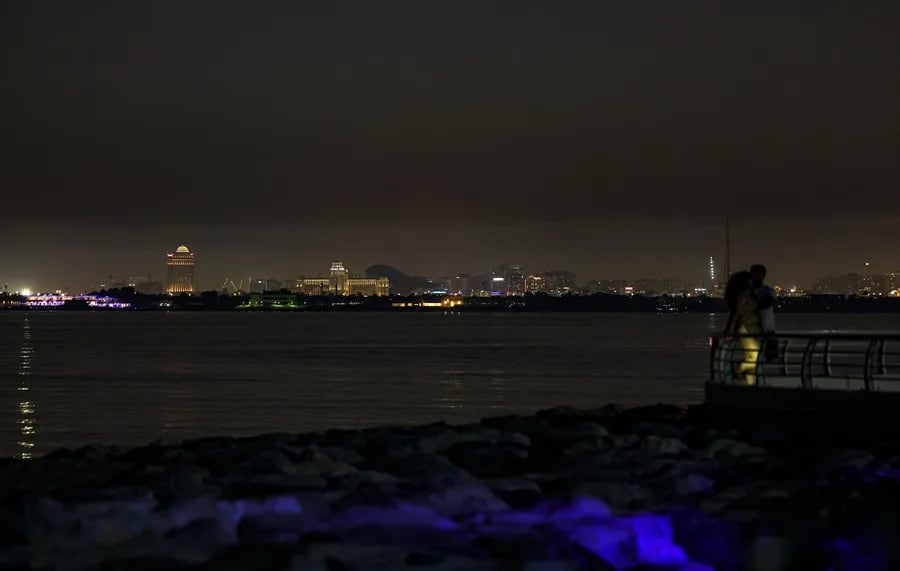 Humo en el cielo sobre Dubai, Emiratos Árabes Unidos. EFE/EPA/Stringer