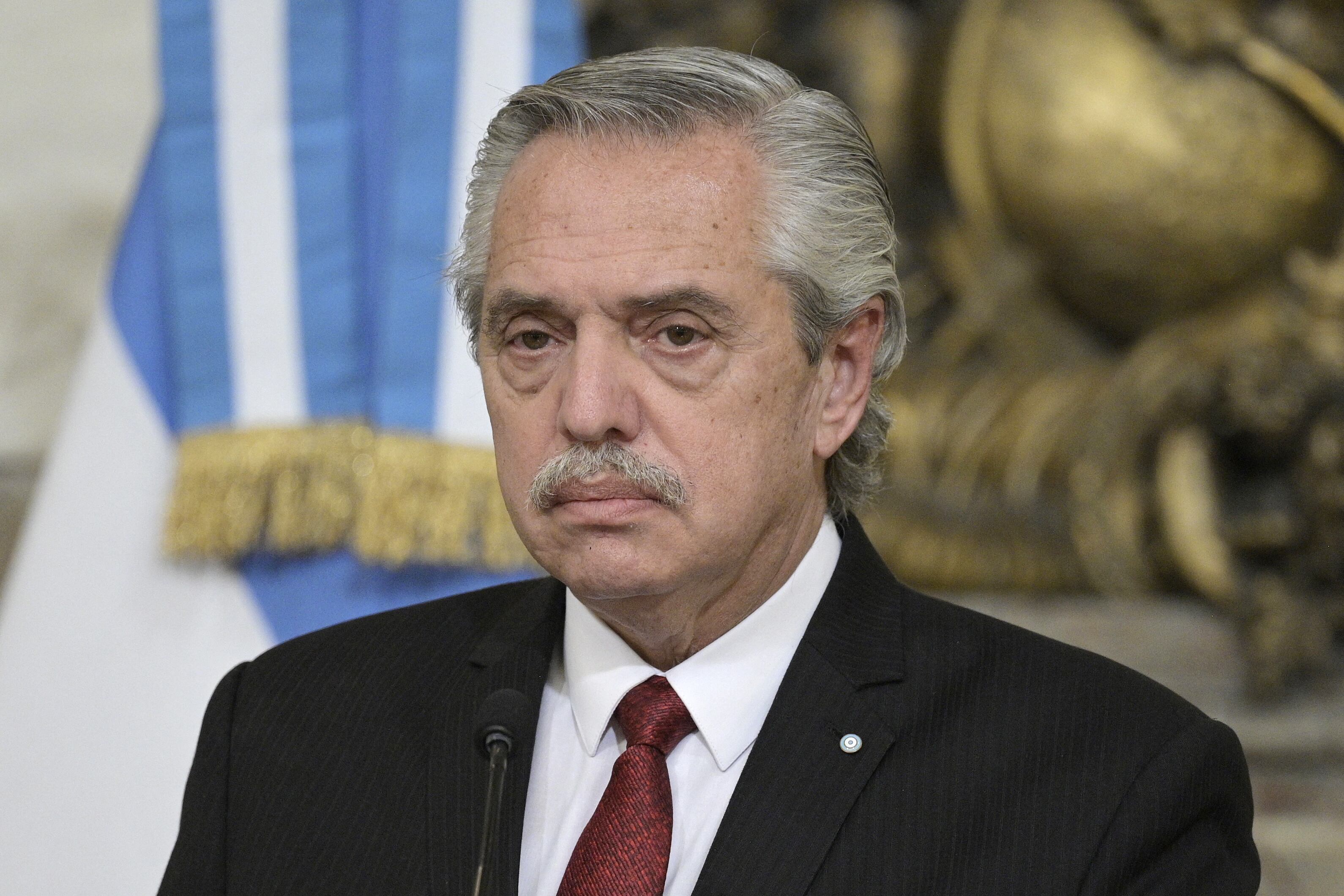 El entonces presidente de Argentina Alberto Fernández durante una ceremonia oficial en la Casa Rosada el 25 de abril de 2023. (Foto de JUAN MABROMATA/AFP).