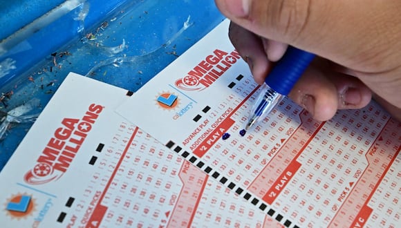 Un hombre escogiendo los números que va utilizar en un sorteo de Mega Millions, una de las lotería más populares en Estados Unidos (Foto: AFP)