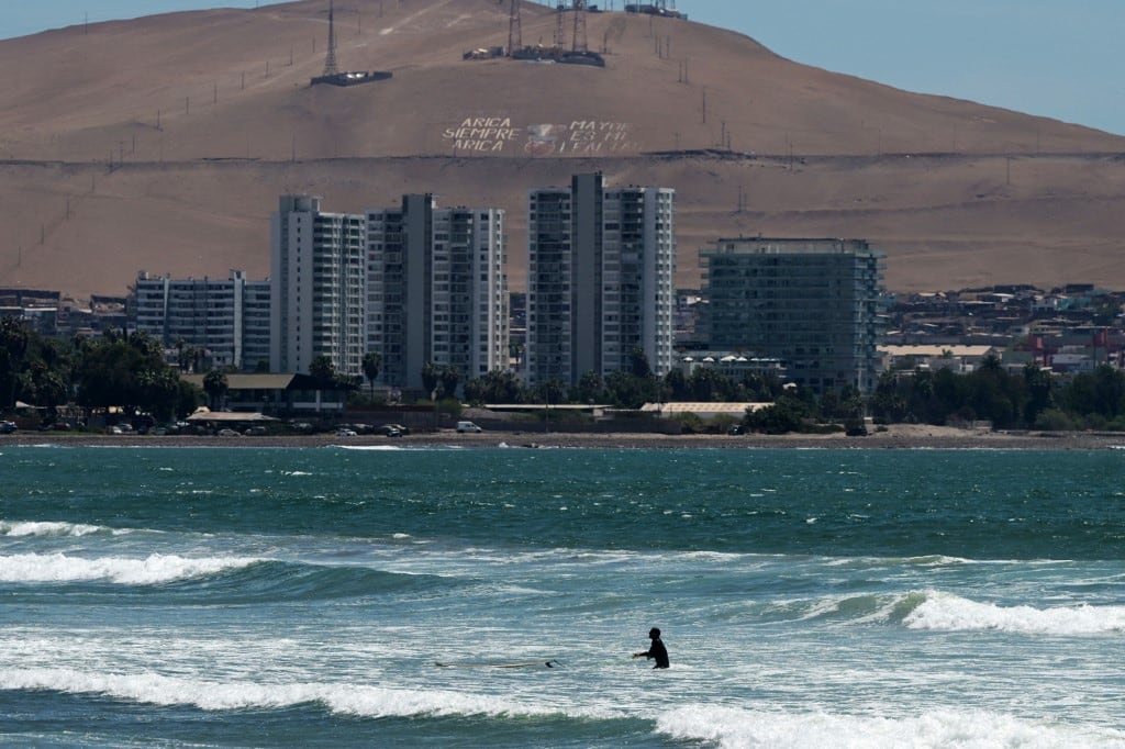 Vista de un cartel que dice "Arica siempre Arica, más grande es mi lealtad", desde la playa Las Machas, en Arica, Chile, en la frontera con Perú, el 30 de noviembre de 2025. (Foto: RODRIGO ARANGUA / AFP)