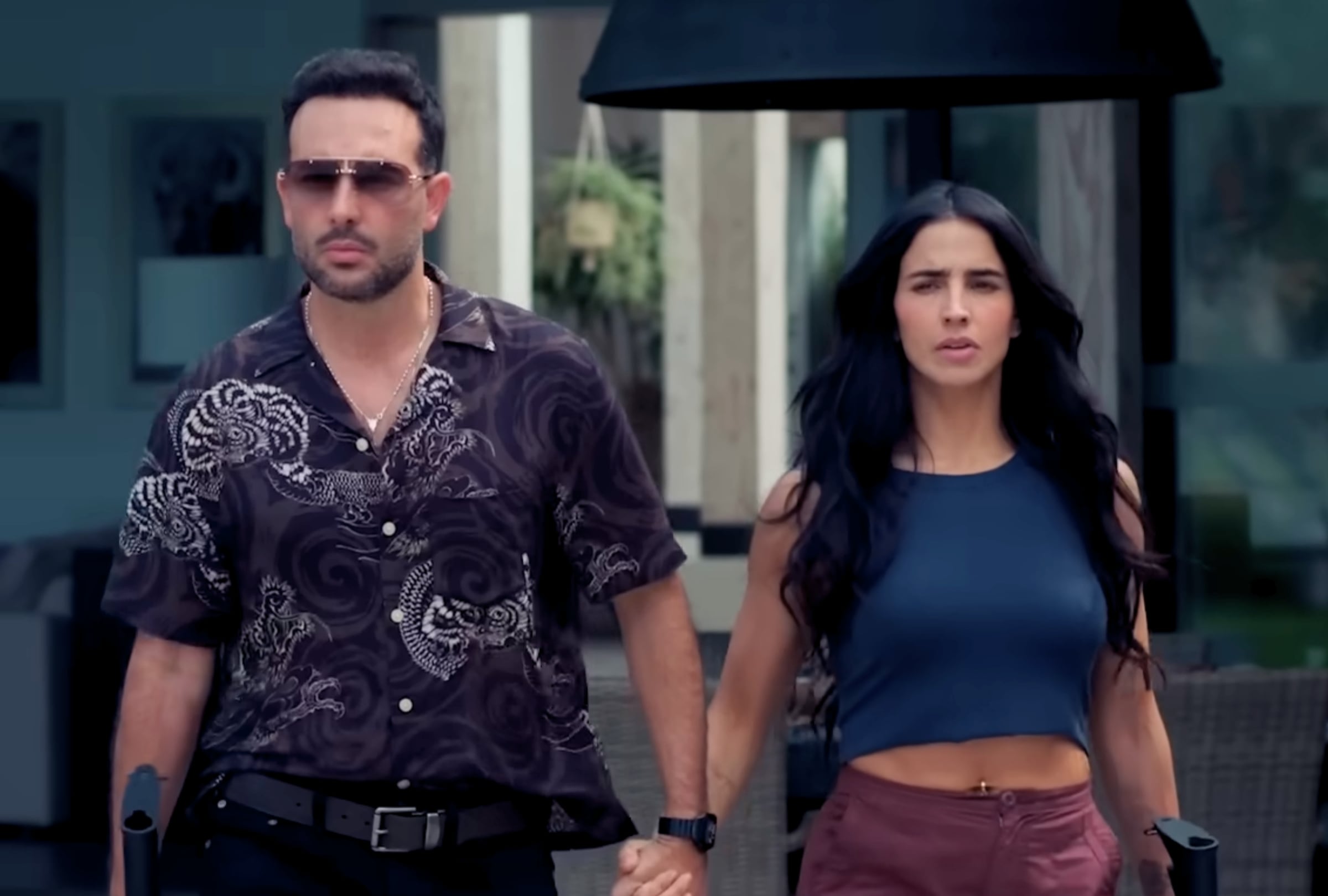 Sebastián Martínez como "El Ángel" y Bárbara de Regil como Rosario López en una escena de la temporada 5 de la serie mexicana "Rosario Tijeras" (Foto: Netflix)