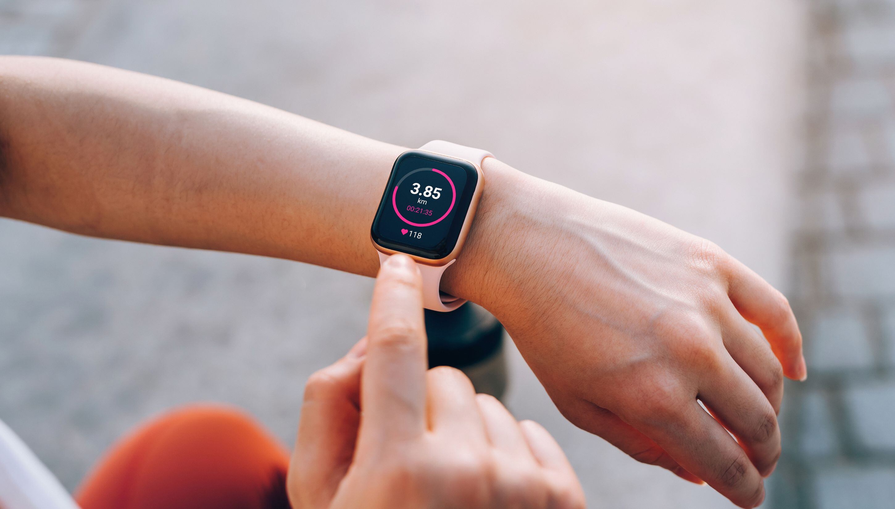 Varias empresas estiman que el mercado mundial de “rastreadores”, relojes, pulseras y otros tipos de colgantes y anillos de conexión asciende a unos 60.000 millones de dólares. (Foto: AsiaVision / iStock)