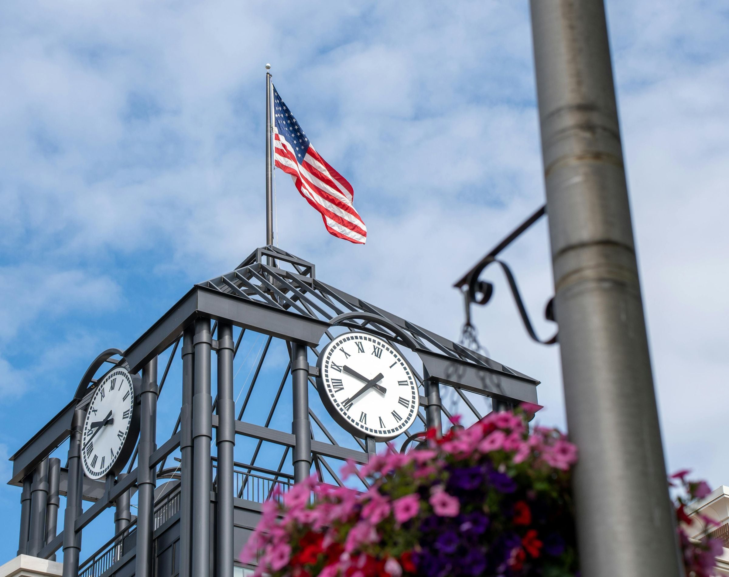 El objetivo tradicional del horario de verano es ahorrar energía al aprovechar mejor la luz solar durante la tarde, aunque debates actuales destacan efectos mixtos en el sueño, la salud y la economía, y en los últimos años ha crecido la discusión sobre posibles cambios legislativos o eliminación del sistema. (Foto: Connor Scott McManus / Pexels)