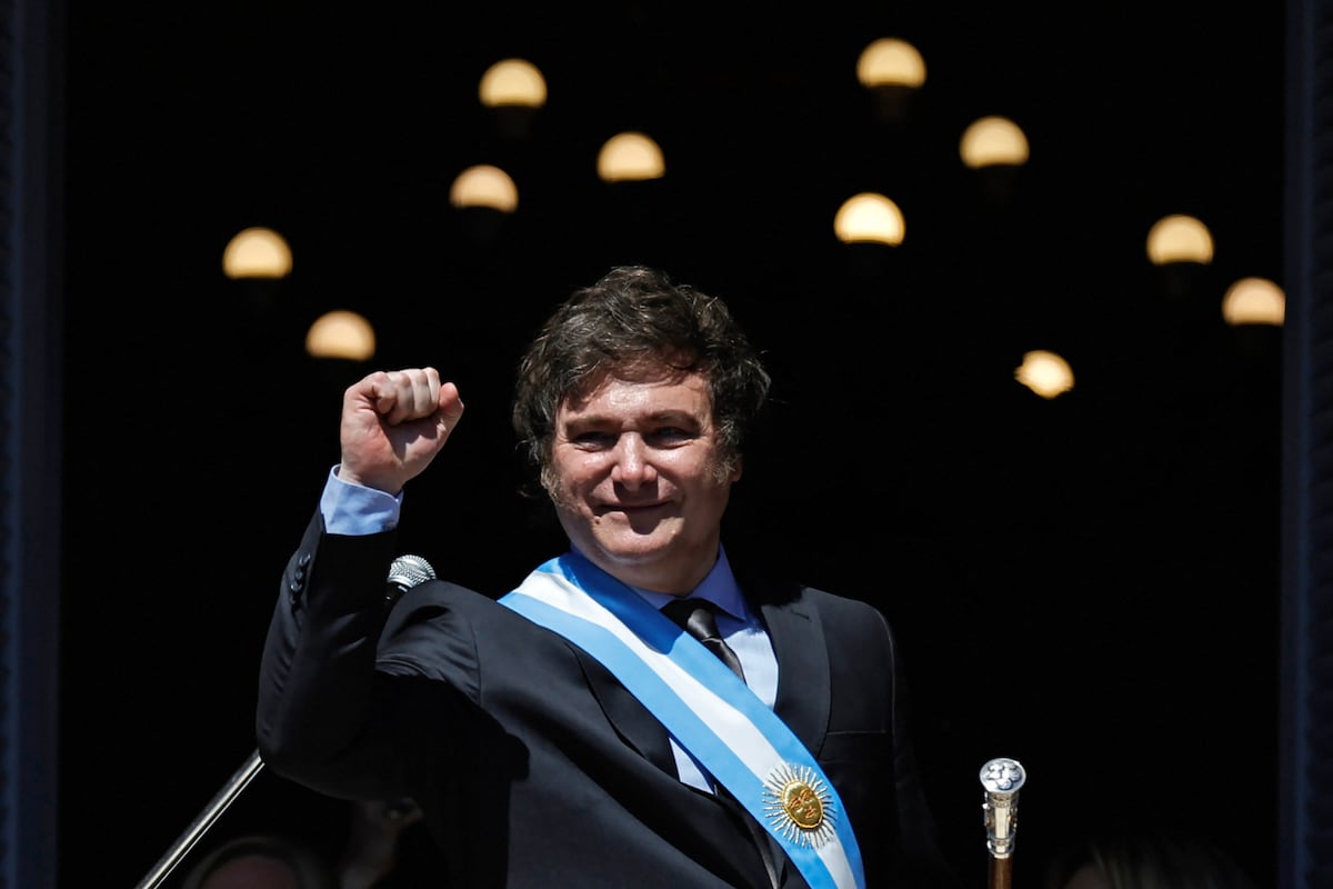 El nuevo presidente de Argentina, Javier Milei desde un balcón del Palacio Presidencial de la Casa Rosada. (Foto de emiliano lasalvia / AFP).