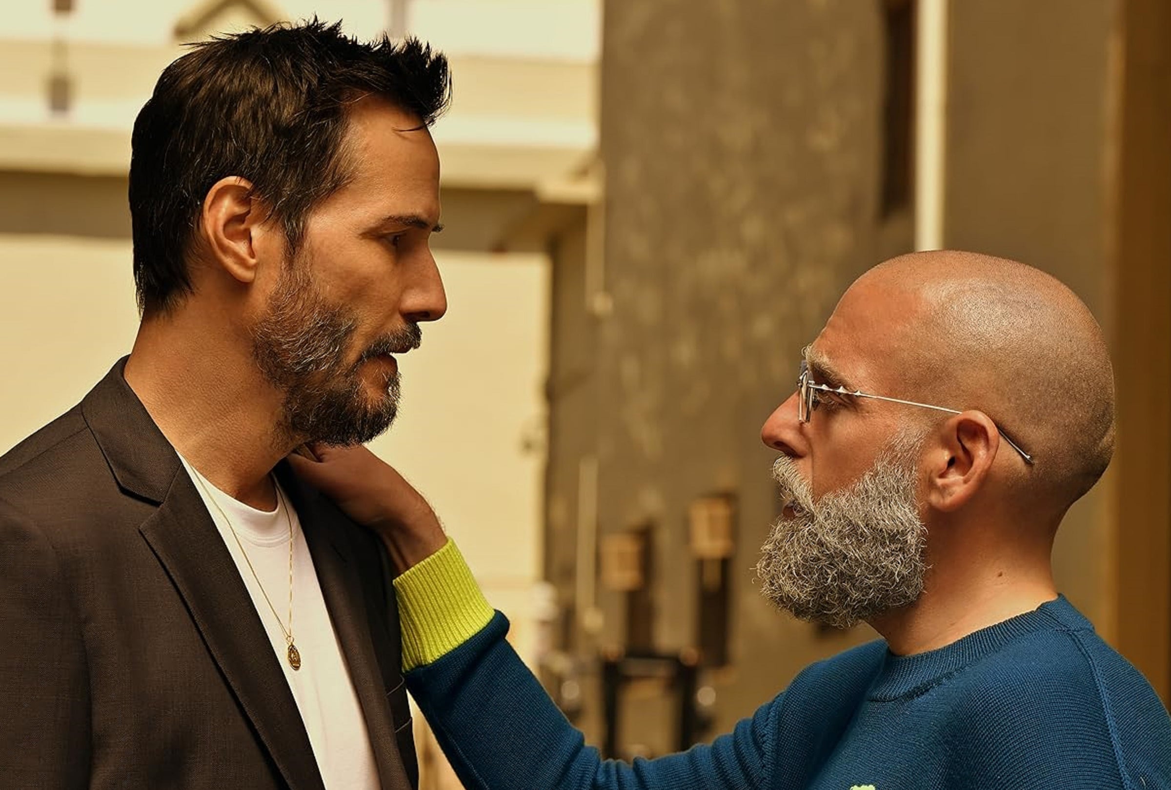 El abogado Ira Slitz (Jonah Hill) le aconseja a Reef Hawk (Keanu Reeves) reunirse con los sospechosos para descubrir al extorsionador en la película "Outcome" (Foto: Apple TV)