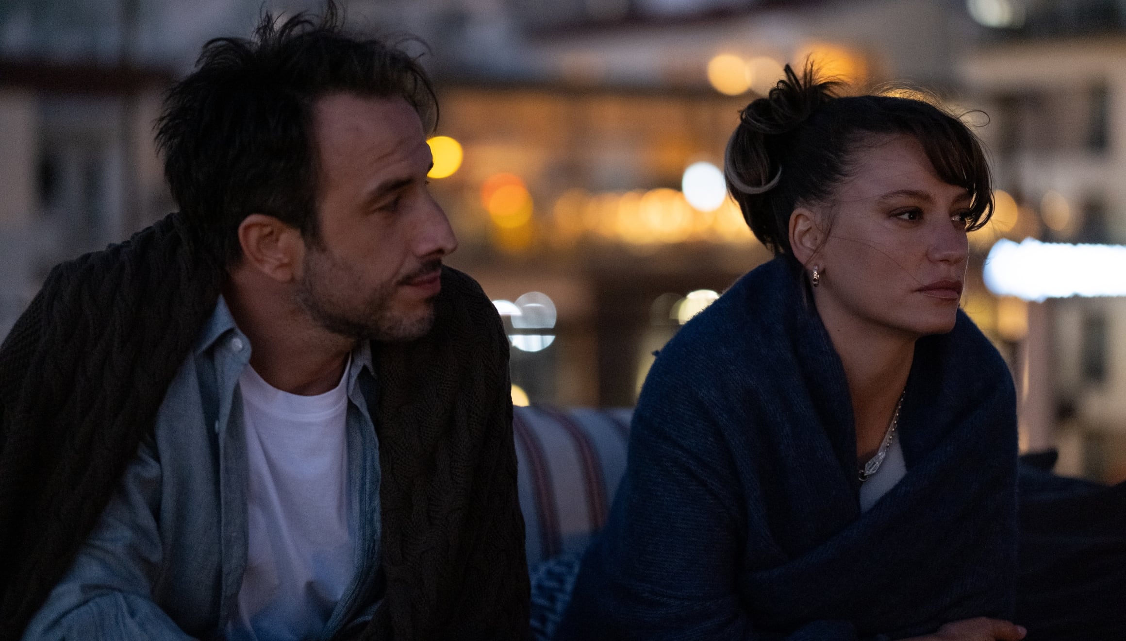 Serenay Sarıkaya como Leyla Taylan y Fatih Artman como Ali en una escena de la tercera temporada de la serie turca "Gracias, ¿el siguiente?" (Foto: Ay Yapim / Netflix)
