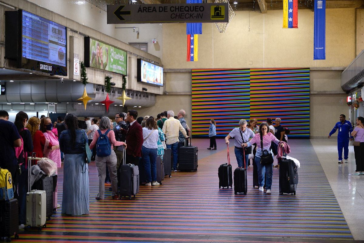 Viajeros en el Aeropuerto Internacional Simón Bolívar en Maiquetía, estado de Vargas, Venezuela.