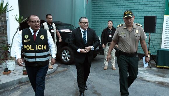 Informe periodístico revela identidad del interlocutor que aparece en conversación del Ministro del Interior. Juan José Santivañez. Foto: GEC.