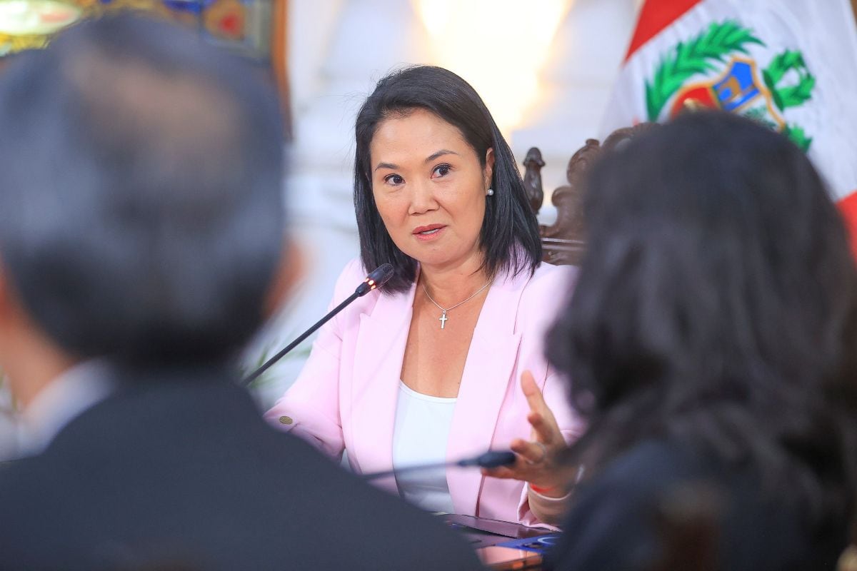 La presidenta Keiko Fujimori recorrió las zonas afectadas por las inundaciones en Villa El Salvador y cuestionó las declaraciones del ministro Elmer Cuba. Foto: Presidencia.