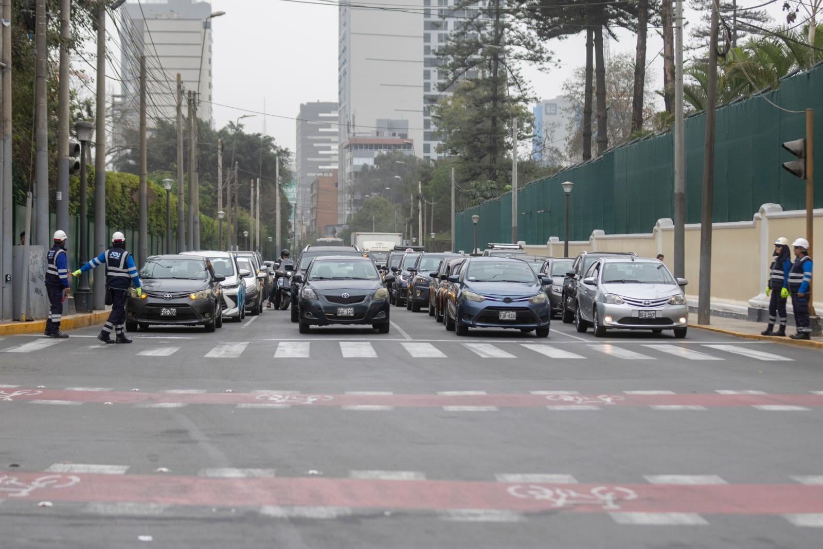 Durante el plan piloto, se constató filas de vehículos en calles que conducen hacia las avenidas Petit Thouars y Salaverry, rutas utilizadas por los conductores que deben evitar el tramo intervenido de Arequipa. (Foto: Mario Zapata / GEC).