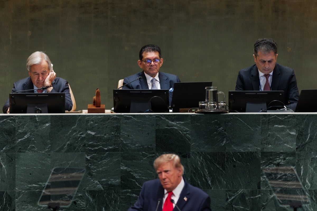El secretario general de las Naciones Unidas, Antonio Guterres (izq.), el presidente de la Asamblea General de la ONU, el Dr. Khalilur Rahman de Bangladesh (centro), y el subsecretario general de la ONU, Movses Abelian (der.), escuchan al presidente de EE. UU., Donald Trump, durante el Debate General del 81.º periodo de sesiones de la Asamblea General de las Naciones Unidas (ONU) en la sede de la organización en Nueva York, Estados Unidos, el 22 de septiembre de 2026. (Nueva York) EFE/EPA/OLGA FEDOROVA