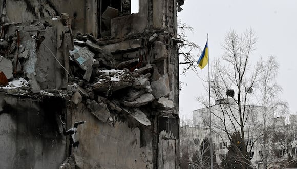 Un edificio destruido tras un ataque en la ciudad ucraniana de Borodyanka, a unos 60 km de la capital ucraniana, Kiev, el 12 de enero de 2023, en medio de la invasión rusa de Ucrania. (Foto de Sergei SUPINSKY / AFP)