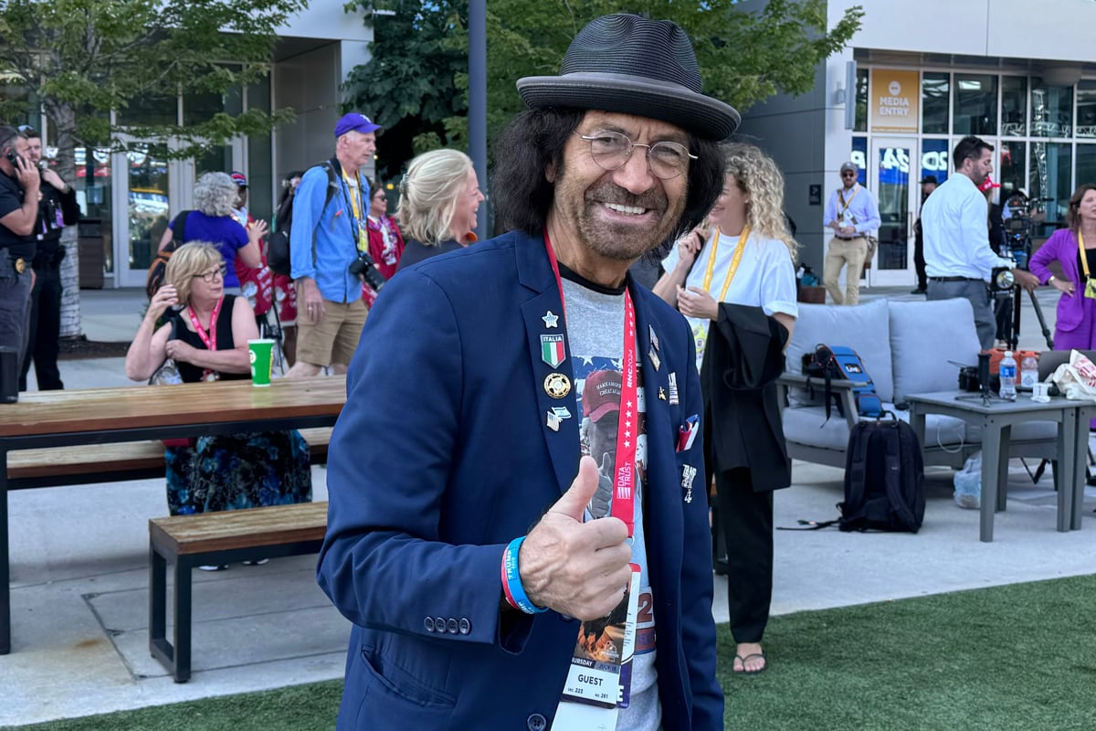 Vince Fucsa habla durante una entrevista con EFE este jueves en Milwaukee (Estados Unidos). Vince Fucsa estaba en el escenario, detrás del exmandatario. Los disparos sonaron como fuegos artificiales, relata a EFE, pero él no temió por su vida: "Mi presidente estaba herido y yo intenté ver si podía hacer algo para ayudar". EFE/ Octavio Guzmán