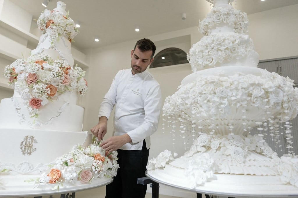 El pastelero francés Bastien Blanc-Tailleur decora un pastel de bodas en su estudio de Saint-Rémy-les-Chevreuse, al suroeste de París, el 10 de abril de 2026. Blanc-Tailleur prefiere no revelar el precio de sus obras, limitándose a decir que sus pasteles personalizados más modestos parten de los 20,000 euros, mientras que las piezas más elaboradas, sus obras maestras, superan fácilmente los 100,000 euros. (Foto de Thomas SAMSON / AFP)