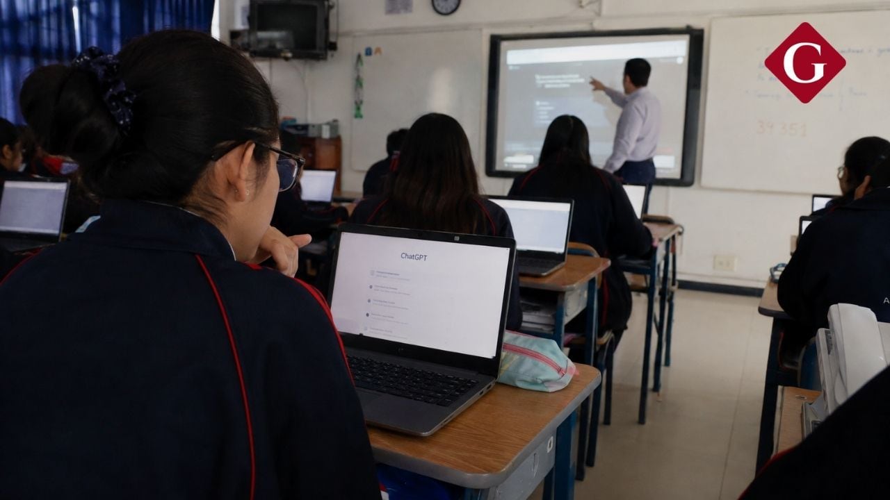 Apostar solo por pedirle respuestas a la IA podría “destrozar” capacidades de docentes y alumnos, según especialistas citados en la última edición de CADE Educación 2026. Composición: Gestión