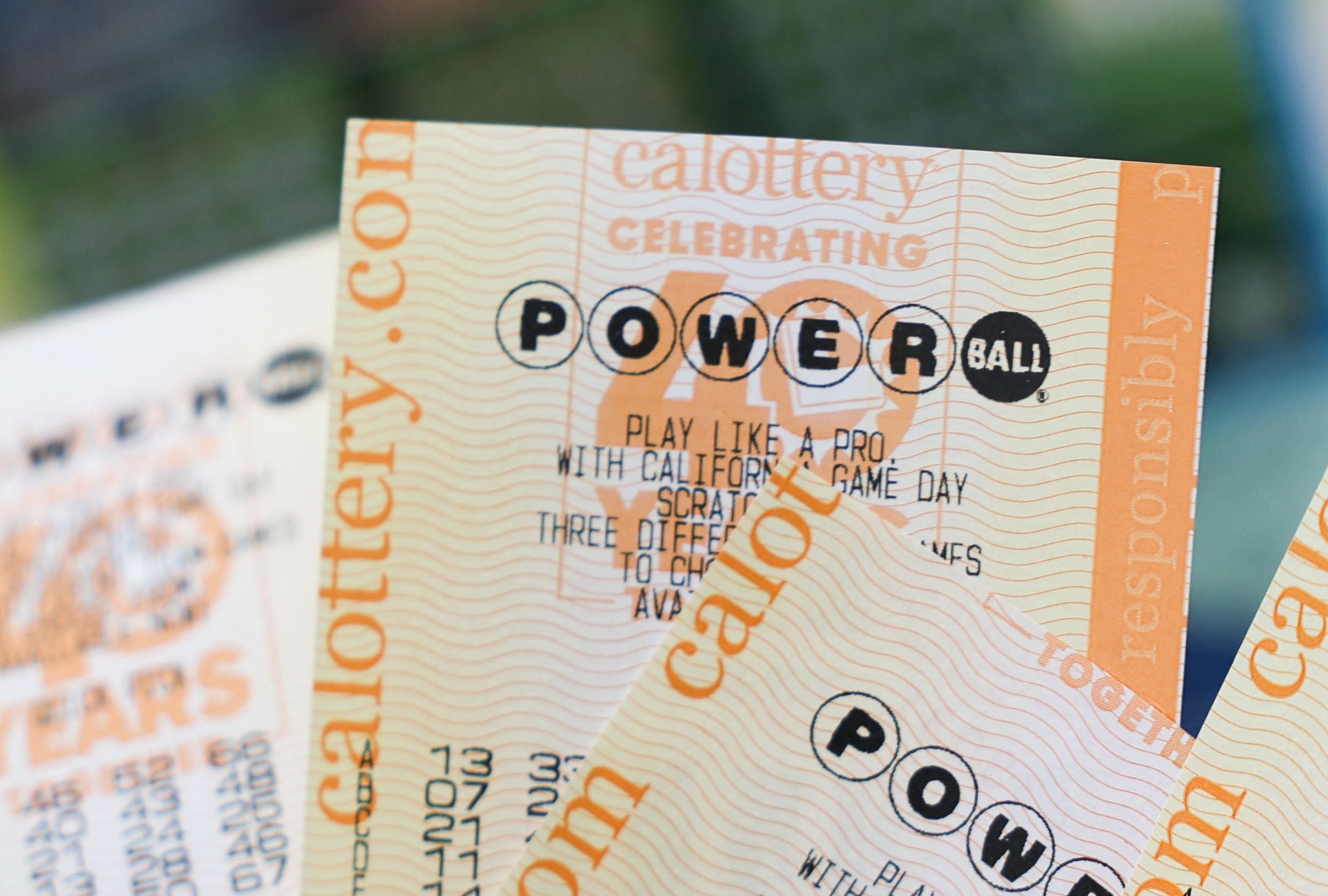 Revisa esta nota para conocer los números ganadores del Powerball en el sorteo del 20/04/2026 y averiguar si el premio mayor ya tiene dueño. (Foto: Patrick T. Fallon / AFP)