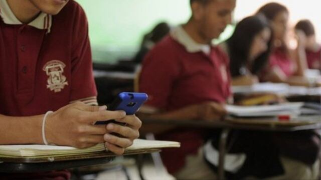 Buscan prohibir el uso de celulares durante horas de clase, Congreso lo evalúa