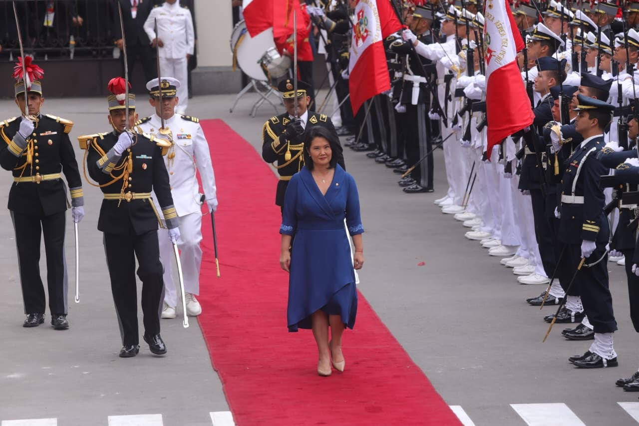 Keiko Fujimori fue recibida con honores a las afueras del Congreso de la República antes de asumir la presidencia del Perú. (Foto: El Comercio).