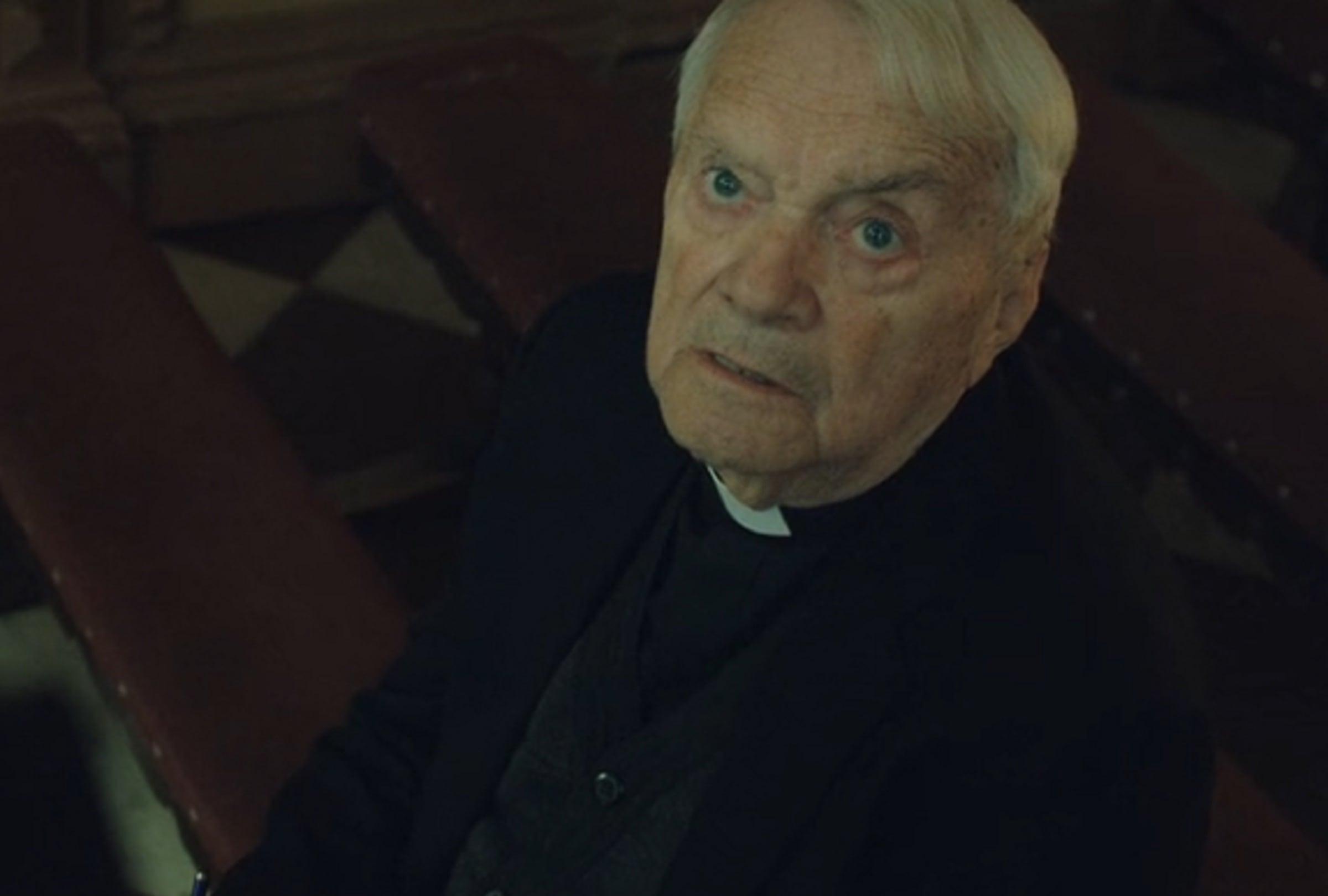 Zdzisław Wardejn asume el rol del padre Wojciech, representante de la iglesia en el pueblo, en la película polaca "Los colores del mal: Negro" (Foto: Netflix)