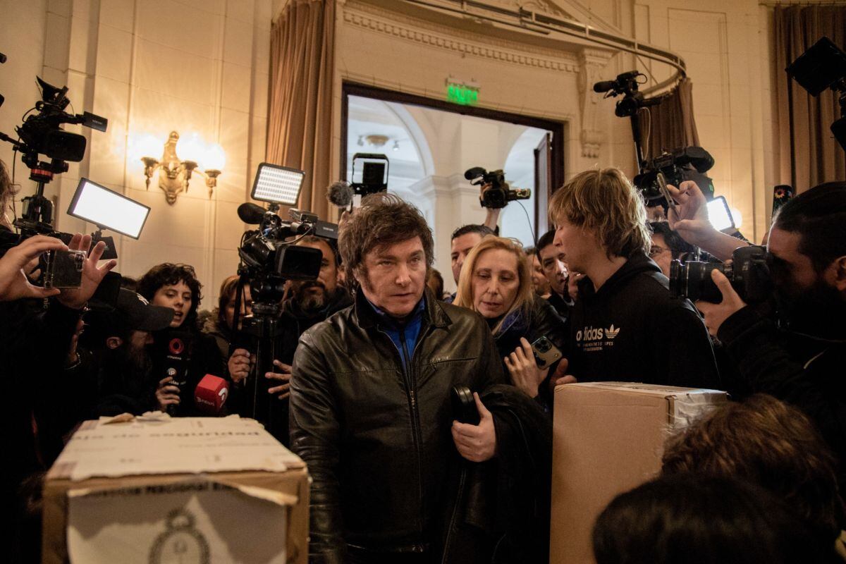 Javier Milei, congresista argentino y candidato presidencial por el partido Liberty Advances (LLA), llega para emitir su voto en un centro de votación durante las elecciones primarias nacionales en Buenos Aires, Argentina, el domingo 13 de agosto de 2023.