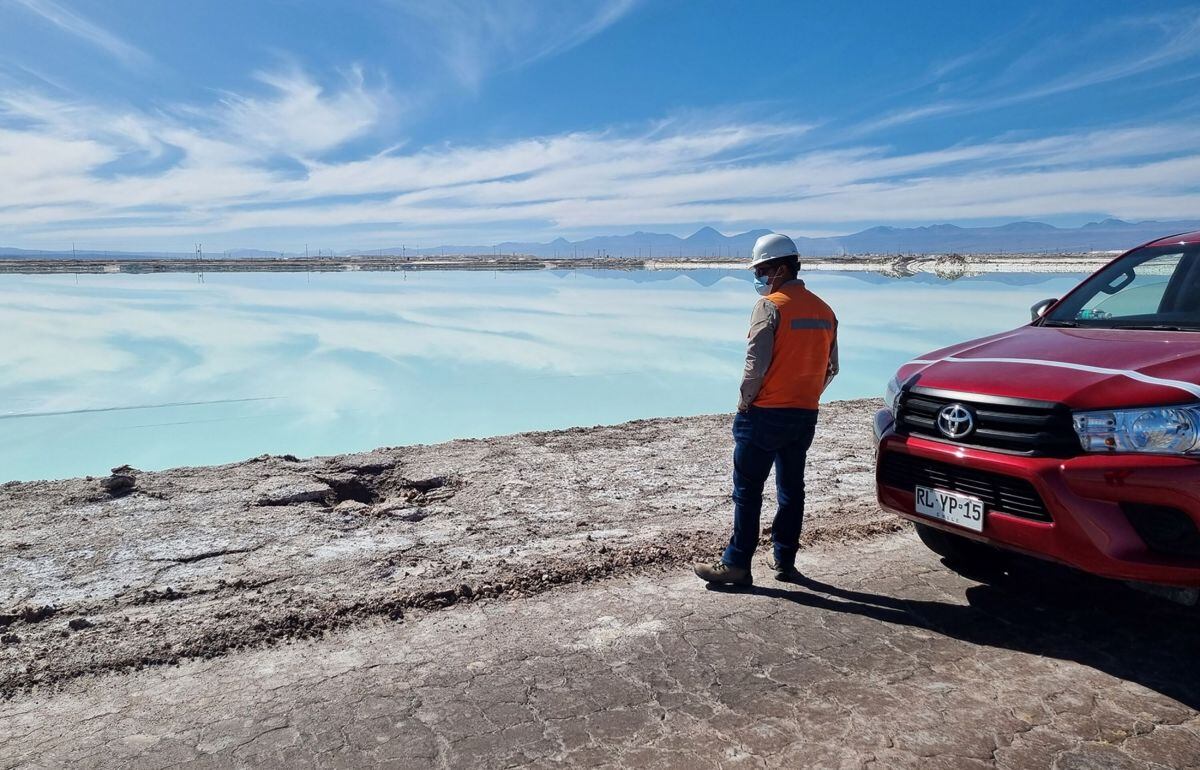 Una piscina gigante de evaporación de salmuera en Atacama, Chile.