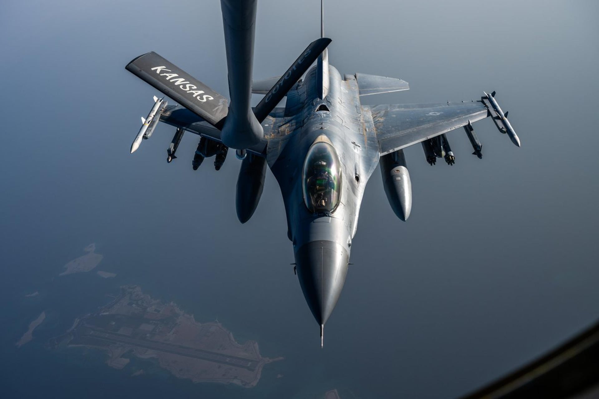 Un avión de combate F-16 de la Fuerza Aérea de Estados Unidos durante la operación Proyecto Libertad anunciado por Donald Trump en el estrecho de Ormuz. (EFE).