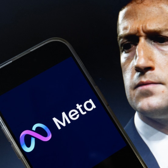 Una imagen de Mark Zuckerberg, director ejecutivo de Meta, y una imagen del logotipo de Meta. (Foto de Drew ANGERER / AFP)