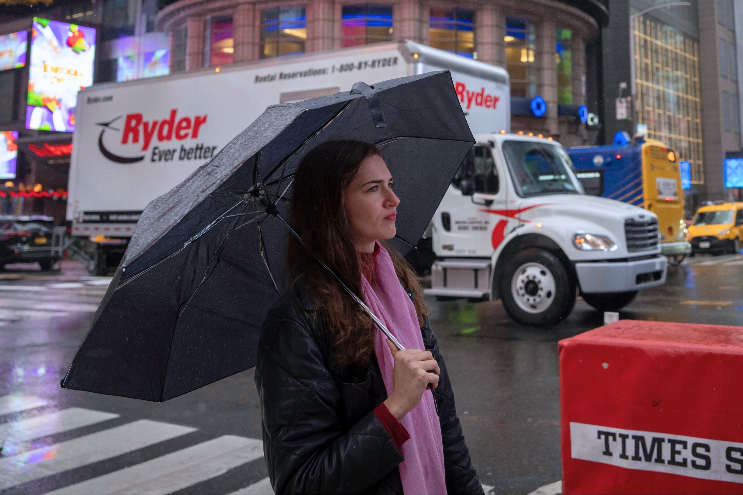 Una ciudadana de Nueva York caminando por Times Square durante una fuerte lluvia (Foto: AP)