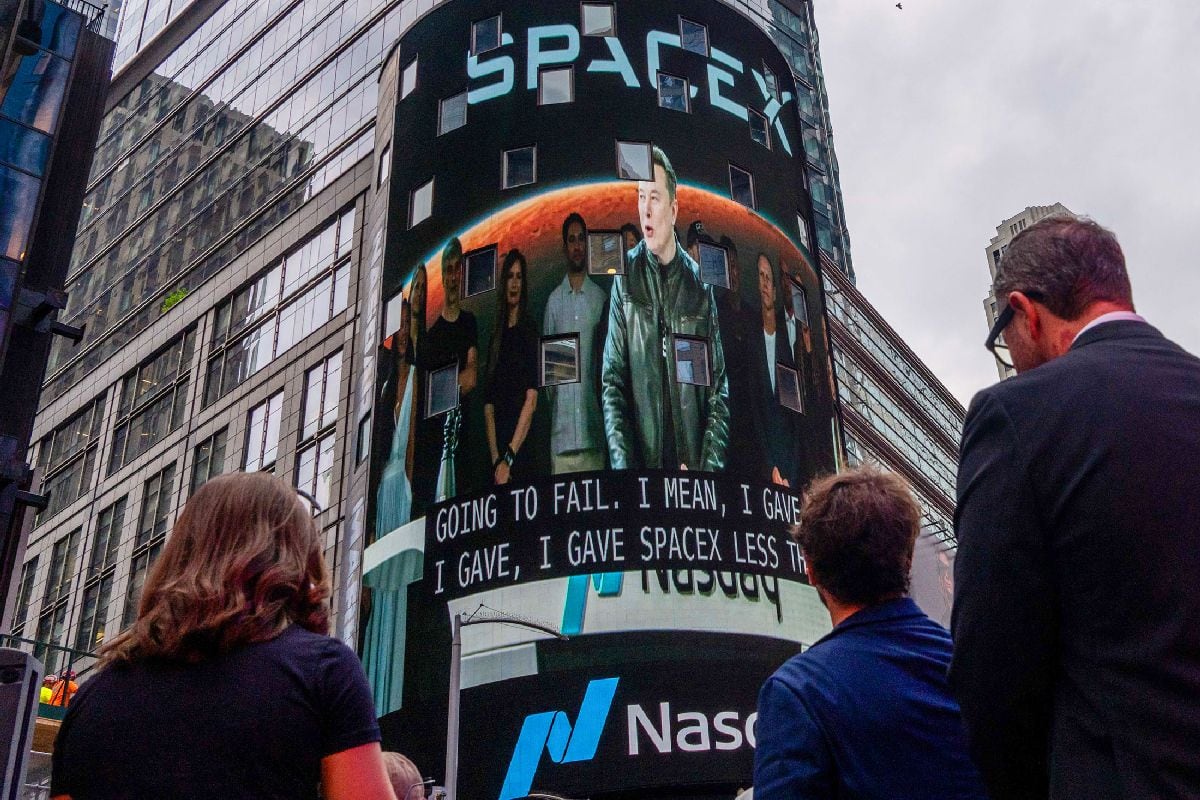 Elon Musk en pantalla durante la salida a bolsa de SpaceX. Fotógrafo: Adam Gray/Bloomberg