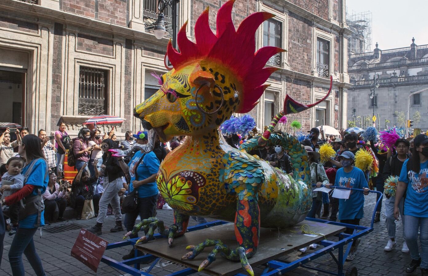 Los alebrijes son realizados con cartón, alambres, pintura, etc (Foto: AFP)