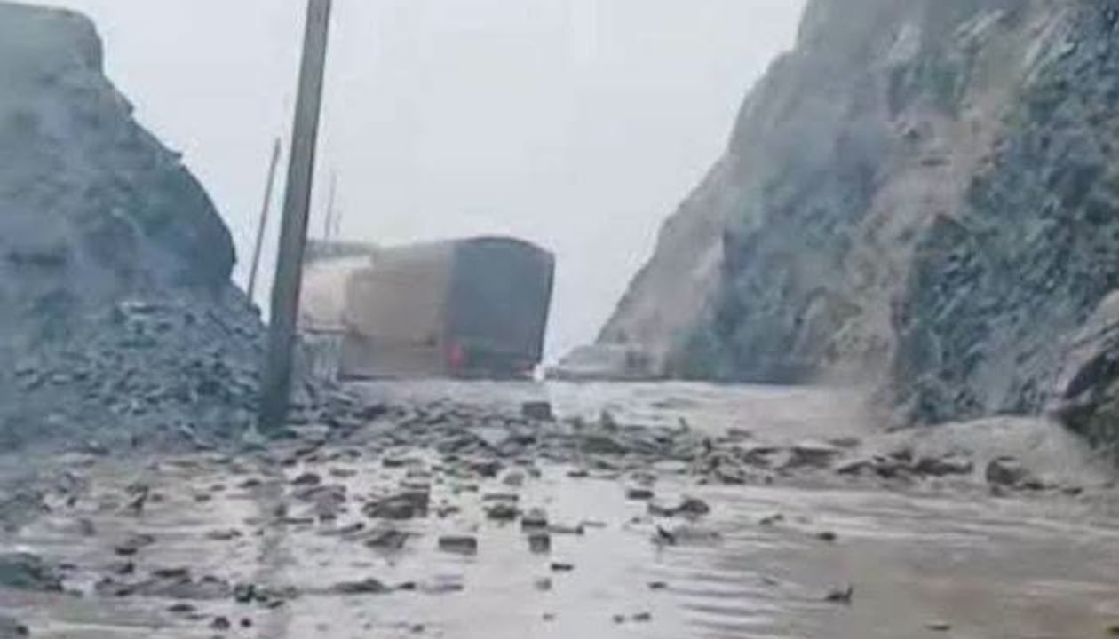 Huaicos y derrumbes bloquean la Panamericana Sur entre Ático y Ocoña en Arequipa. Foto: Difusión/El Informativo Facebook