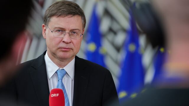 Bruselas pide aumentar el envío de armas y munición a Ucrania, tras dos años de guerra