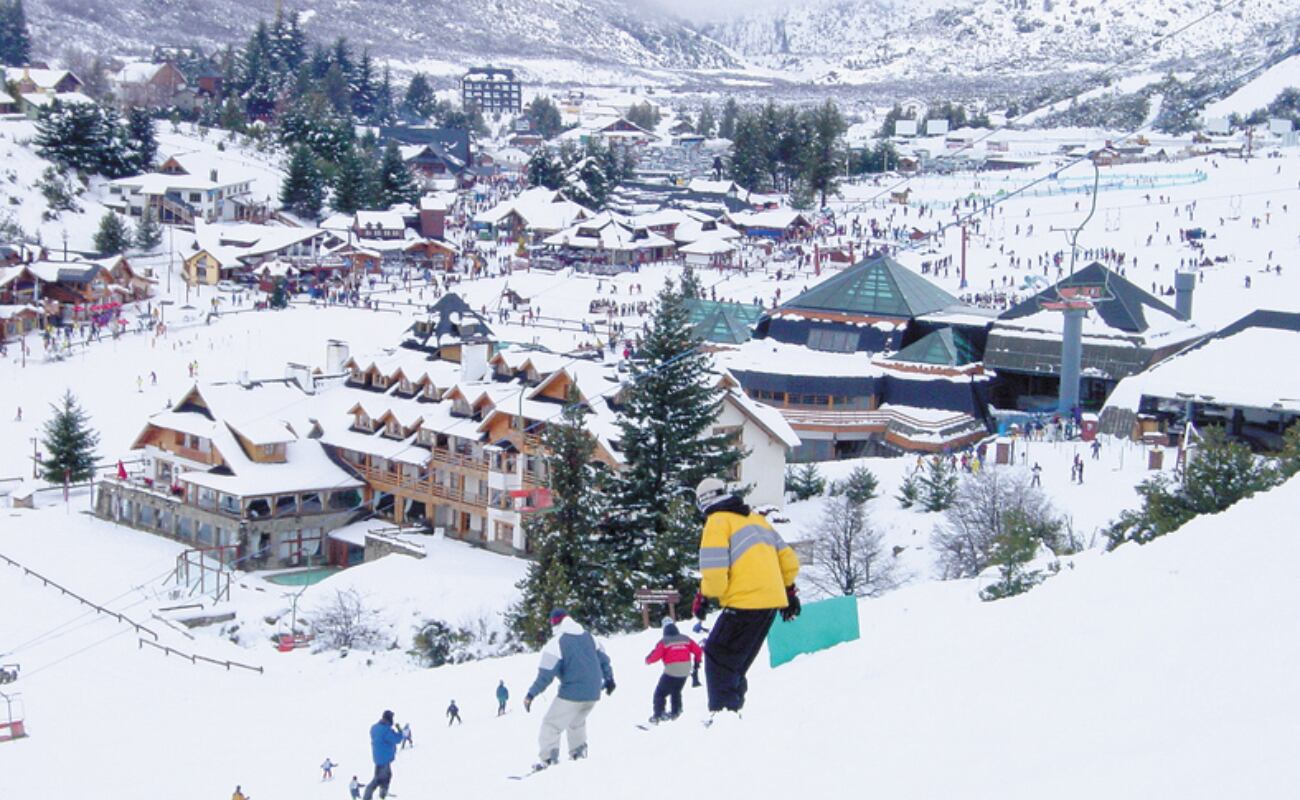 Cerro Catedral, Bariloche. Ubicado en San Carlos de Bariloche, en la provincia de Río Negro, Cerro Catedral es el centro de esquí más grande de América del Sur, con una amplia variedad de pistas y modernas instalaciones.