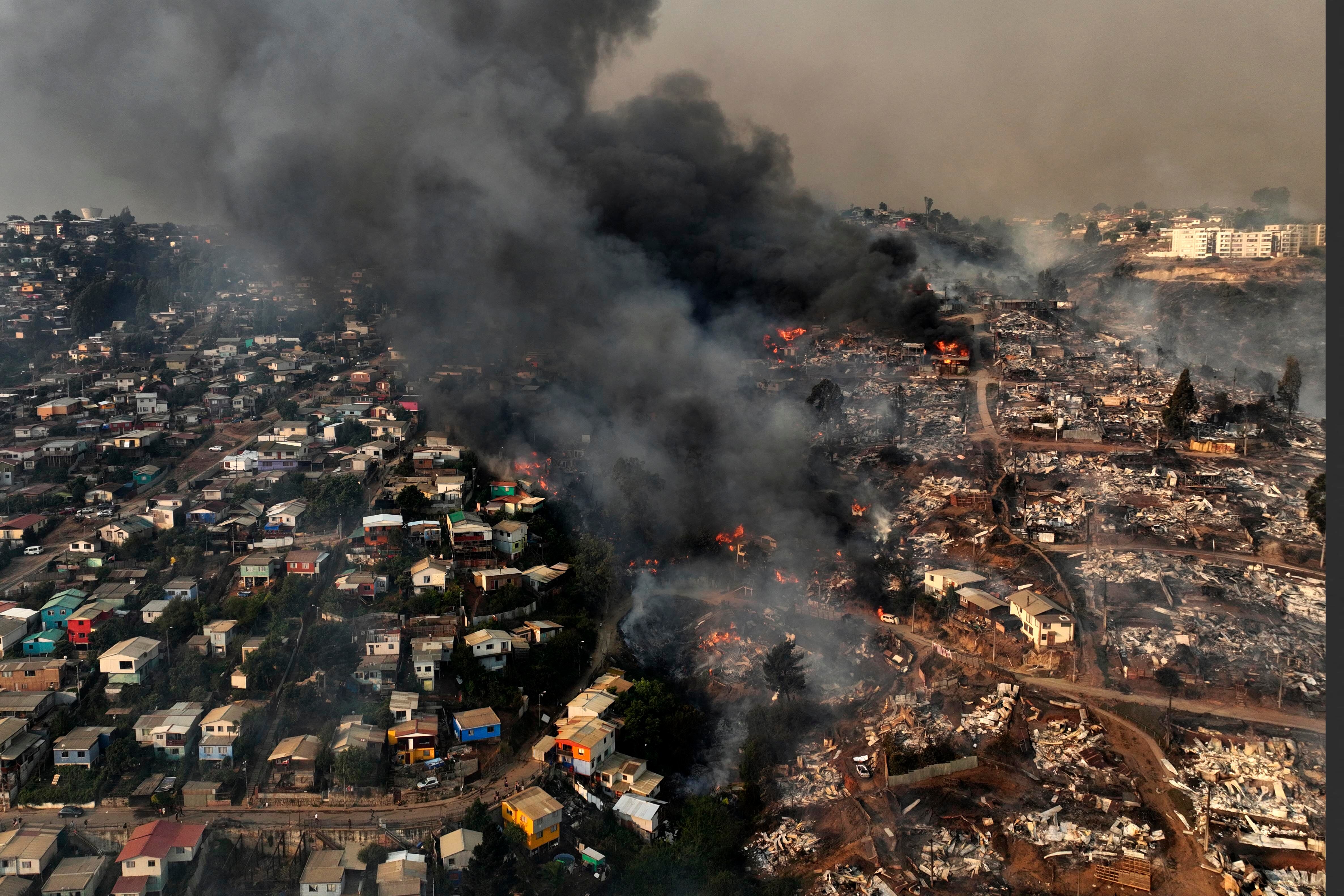 Vista aérea del incendio forestal que afecta los cerros de la ciudad de Viña del Mar en el sector de Las Pataguas, Chile, tomada el 3 de febrero de 2024. (Foto de Javier TORRES/AFP)