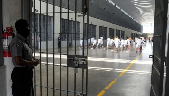 Un oficial de seguridad penitenciaria hace guardia en la prisión de máxima seguridad del Centro de Contención del Terrorismo (CECOT) en Tecoluca, El Salvador, el jueves 7 de setiembre de 2023. Fotógrafo: Camilo Freedman/Bloomberg